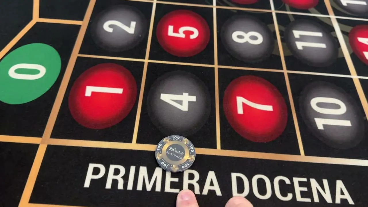Ruleta en vivo con la rueda girando en un estudio de transmisión