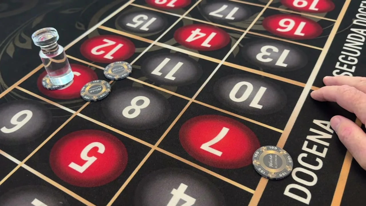 Blackjack en vivo con el crupier repartiendo cartas en la mesa