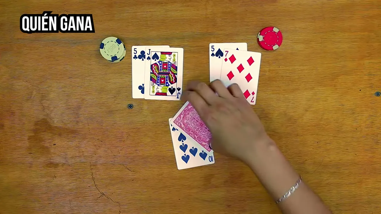 Cómo jugar al blackjack online: mesa con cartas y fichas